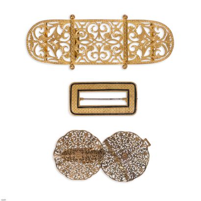 Lot comprenant : trois boucles de ceinture...