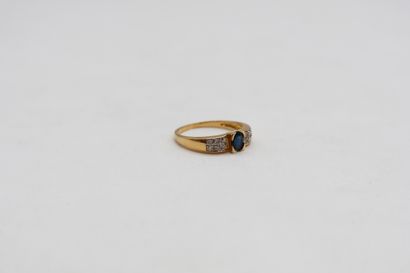 Bague deux tons d'or 18K (750), sertie d'un...