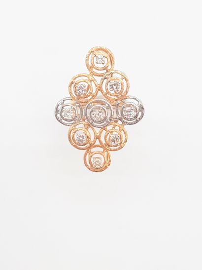 Bague losangique deux ors 9K (375), ornée...
