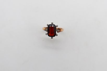 Bague en or 18K (750), sertie d'un grenat...