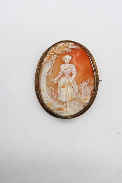 Broche en métal doré, ornée d'un camée coquille...