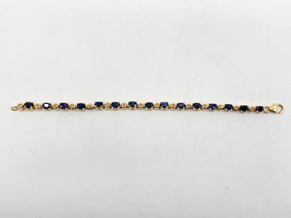 Bracelet en or 18K (75), articulé de saphirs...