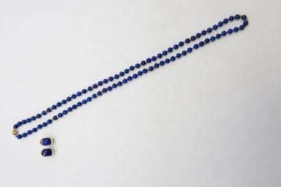 Lot de bijoux comprenant : une paire de boucles...