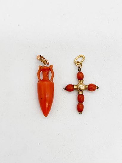 *Lot de deux pendentifs en corail et or 18K...