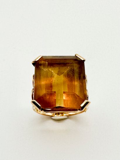Bague en or 18K (750), ornée d'une citrine...
