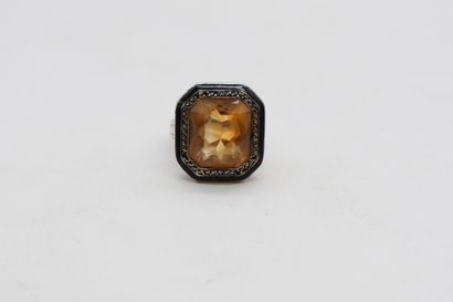 Bague en argent, ornée d'une citrine facettée...