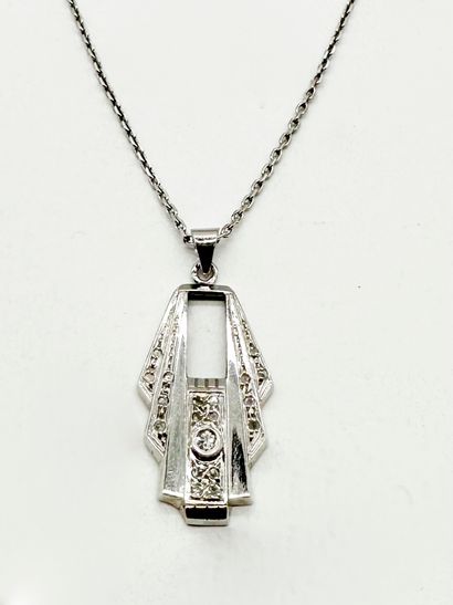 Collier en or gris 18K (750) retenant un...