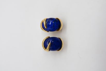 Lot de bijoux comprenant : une paire de boucles...
