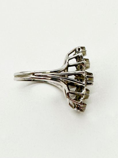 Bague marquise en or gris 18K (750) sertie...