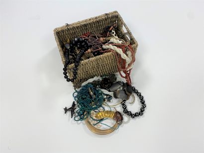 Fort lot de bijoux fantaisie comprenant :...