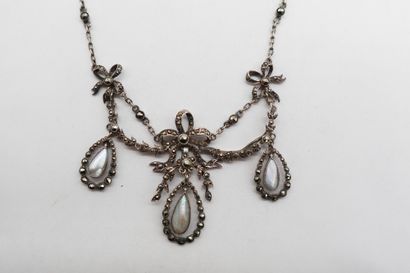 Collier en argent, le décolleté à décor de...