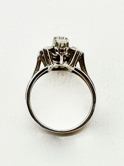 Bague marquise en or gris 18K (750) sertie...