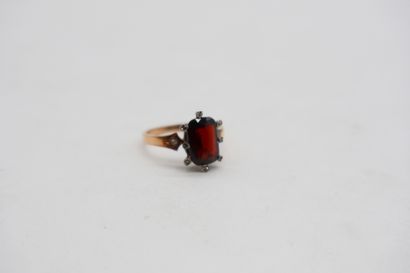 Bague en or 18K (750), sertie d'un grenat...