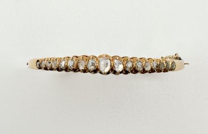 Bracelet ouvrant en or 18K (750) serti d'une...