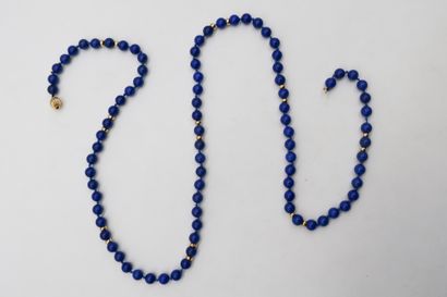 Lot de bijoux comprenant : une paire de boucles...