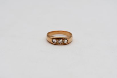 Bague en or 18K (750), ornée de 3 diamants...