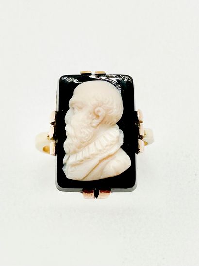 Bague en or 18K (750), ornée d'un camée en...