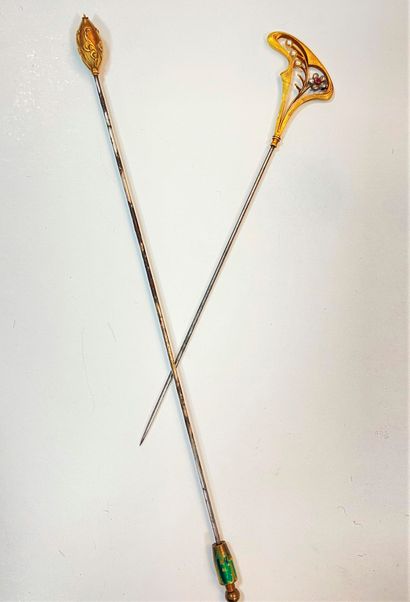 Lot de deux épingles en métal et or 18K (750)...
