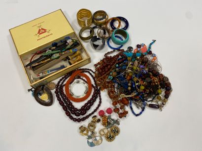 Fort lot de bijoux fantaisie comprenant :...