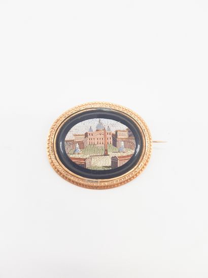 Broche en métal doré ornée d'une micromosaïque...