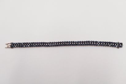 Bracelet rivière en argent serti de deux...