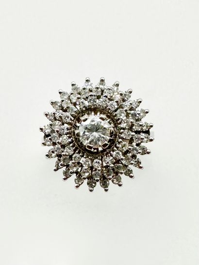 Bague pompon en or gris 18K (750), ornée...