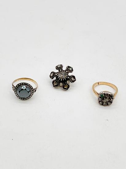 Lot de bijoux comprenant : deux bagues en...