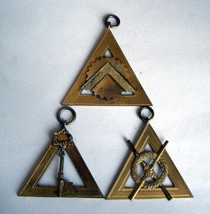 Lot de trois bijoux d'Officiers en laiton...