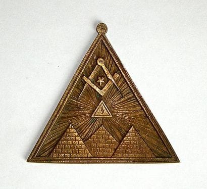 Médaille triangulaire finement ciselée du...