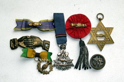 Trois insignes, un bouton et deux médailles...