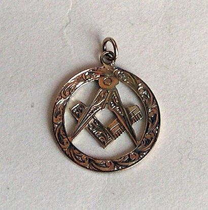 Pendentif ajouré du compas-équerre. 19 è....