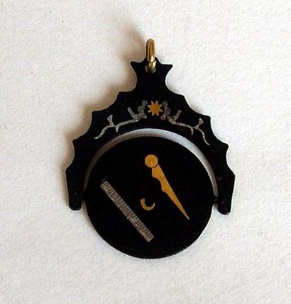 Médaille séditieuse. La rotation fait apparaitre...