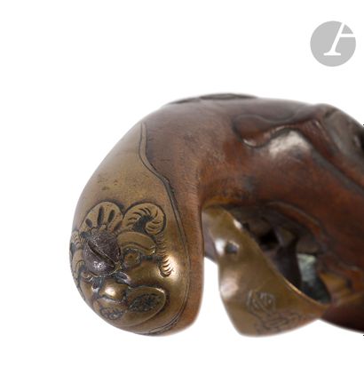 Double flintlock pistol. 
Round tabletop...