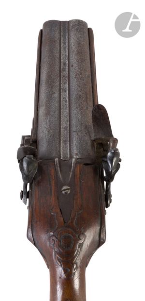 Double flintlock pistol. 
Round tabletop...