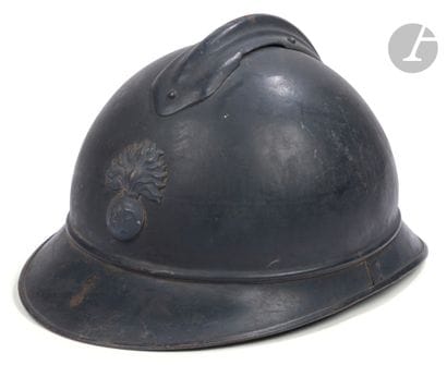 Casque Adrian modèle 1915 d’infanterie. 
Bombe...
