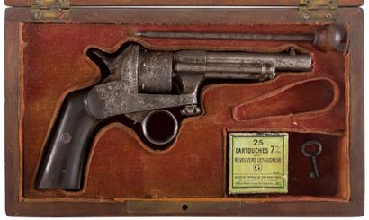 Coffret de revolver à broche. 
En noyer avec...