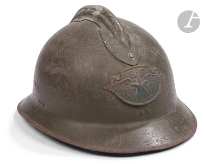 Casque Adrian modèle 1926. 
Bombe peinte...