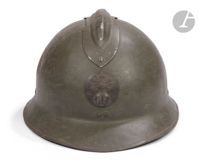 Casque Adrian modèle 1926 d’infanterie. 
Bombe...