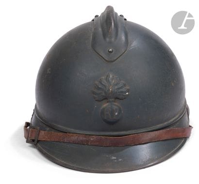 Casque Adrian modèle 1915 d’infanterie. 
Bombe...