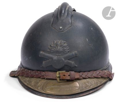 Casque Adrian modèle 1915 d’artillerie. 
Bombe...