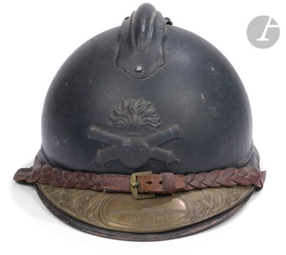 Casque Adrian modèle 1915 d’artillerie. 
Bombe...