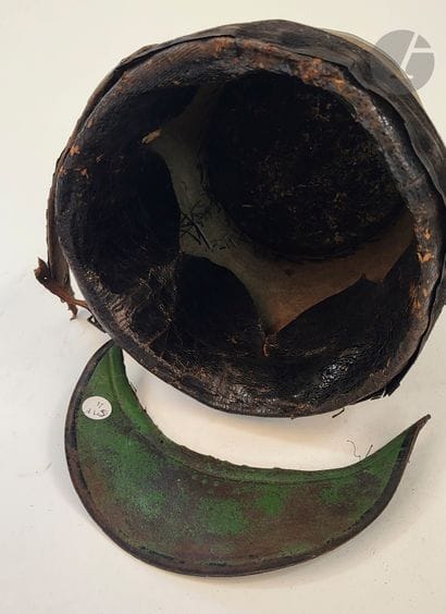 FRANCE 
Shako d’officier chasseur de la Garde...