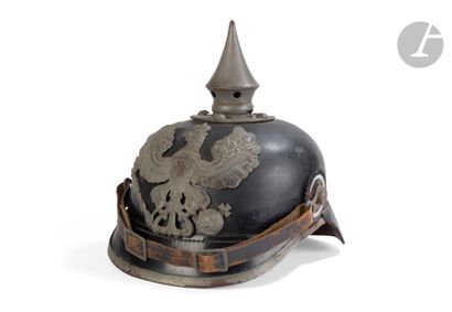 Casque à pointe prussien modèle 1915. 
Bombe...