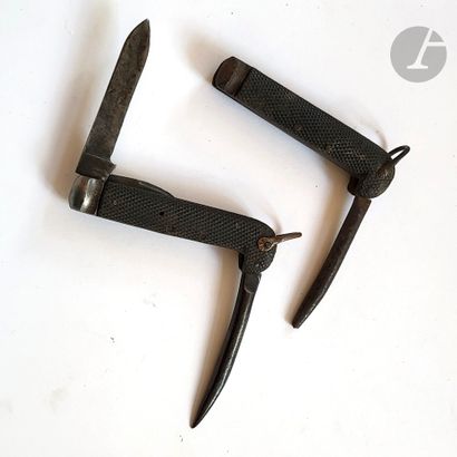 GRANDE-BRETAGNE
Deux couteaux pliants :
-...