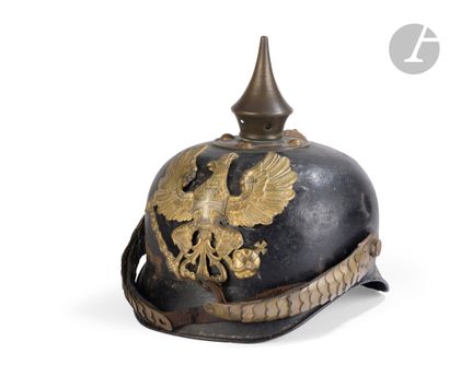 Casque à pointe en acier. 
Bombe en fer....
