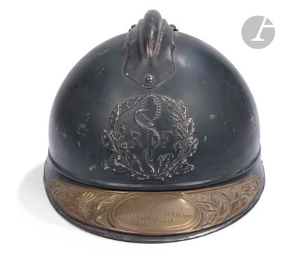 Casque Adrian modèle 1915 du service de santé....