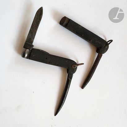 GRANDE-BRETAGNE
Deux couteaux pliants :
-...