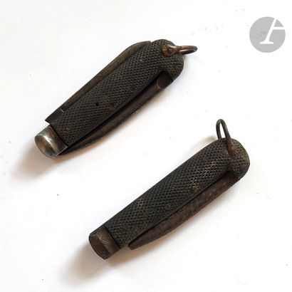 GRANDE-BRETAGNE
Deux couteaux pliants :
-...