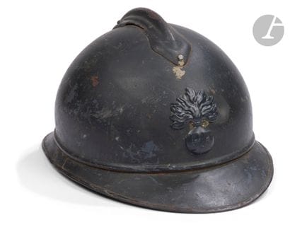 Casque Adrian modèle 1915 d’infanterie. 
Bombe...