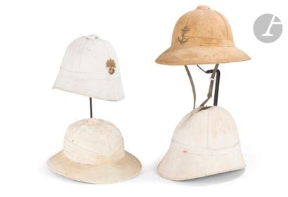 Ensemble de quatre casques coloniaux : 
-...
